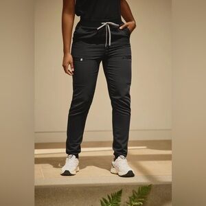 NWT Fabletics On-Call Scrub Jogger Black I56